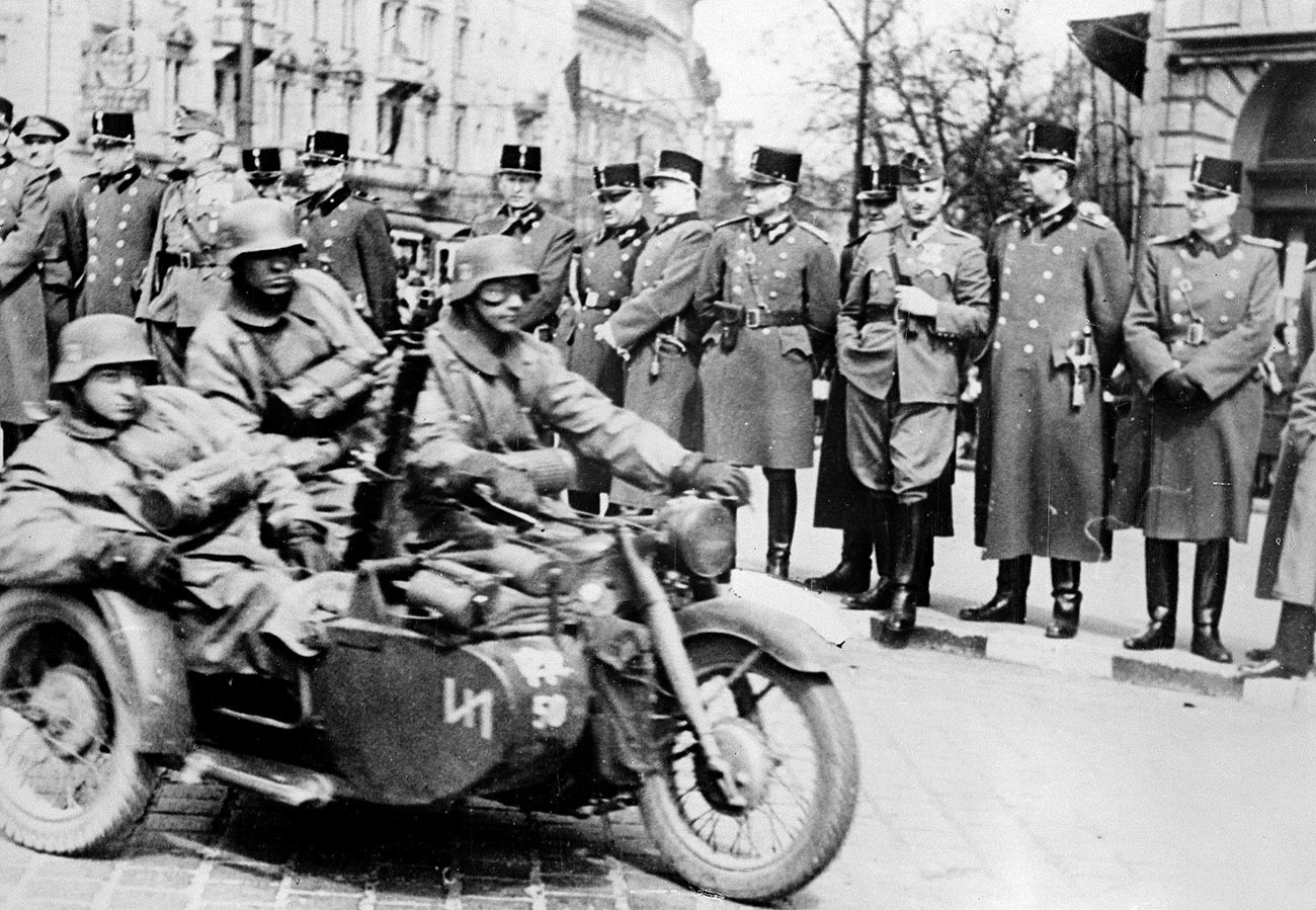 Втората световна война. Унгарски офицери формират почетна гвардия за германската армия, пресичаща Будапеща, за да нападне Югославия, април 1941 г.
