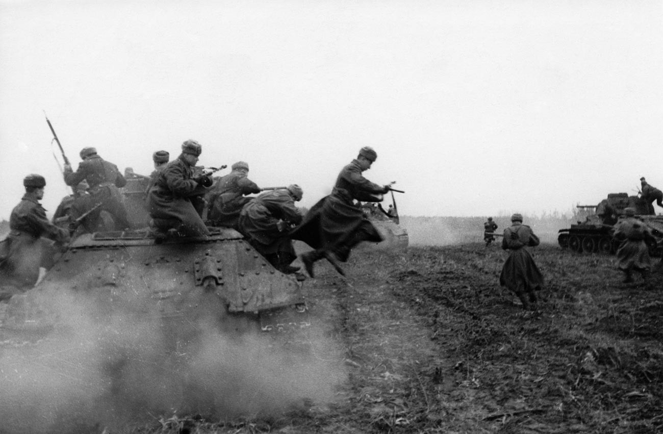 Втората световна война, Втори украински фронт, съветска танкова пехота атакува подстъпите към Будапеща, Унгария, декември 1944 г.
