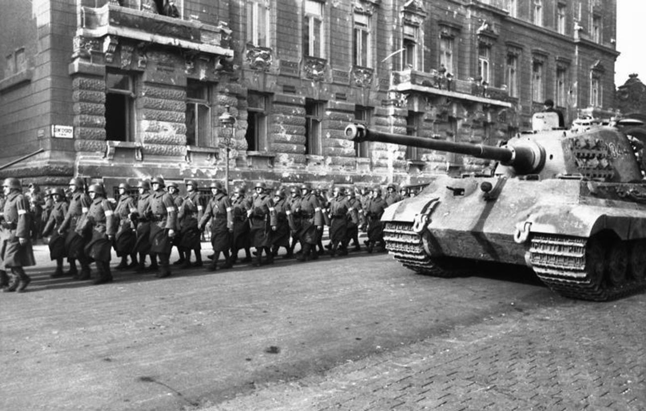 Унгарска армия/опълчение на Партия на кръстосаните стрели и немски танк Tiger II в Будапеща, октомври 1944 г.