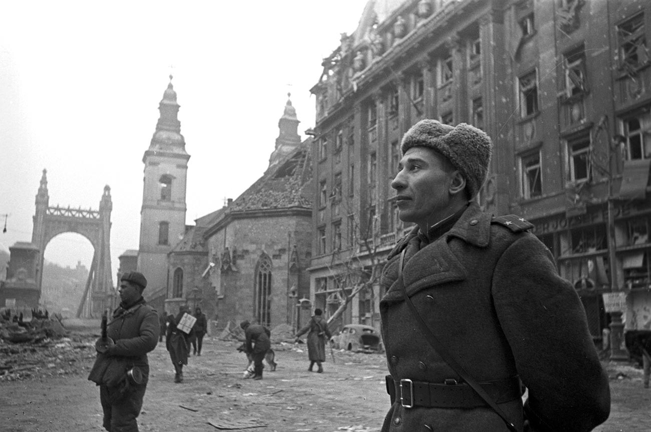 Красная Армия в освобожденном Будапеште.