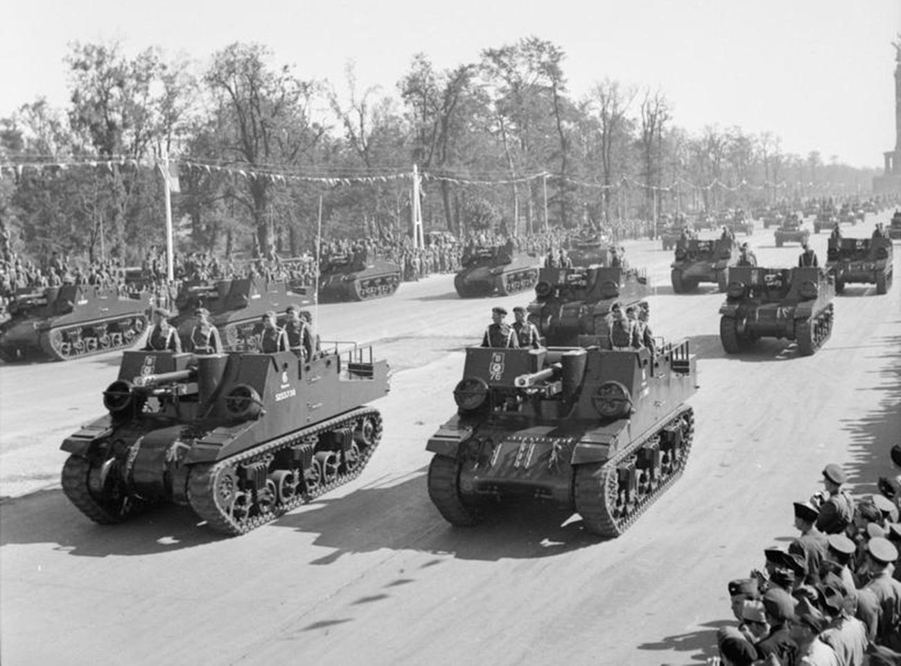 L'artiglieria semovente Sexton durante la parata del 7 settembre 