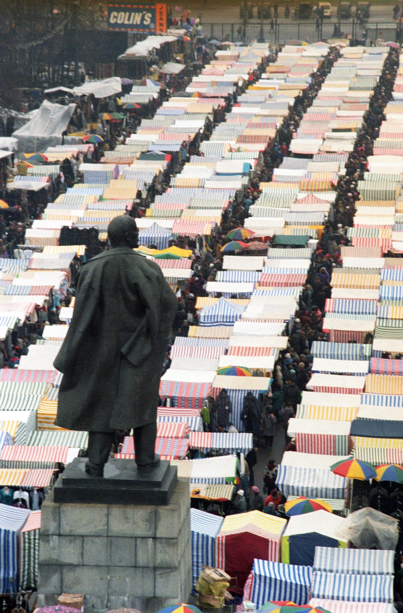 Il mercato Luzhniki di Mosca, 1996