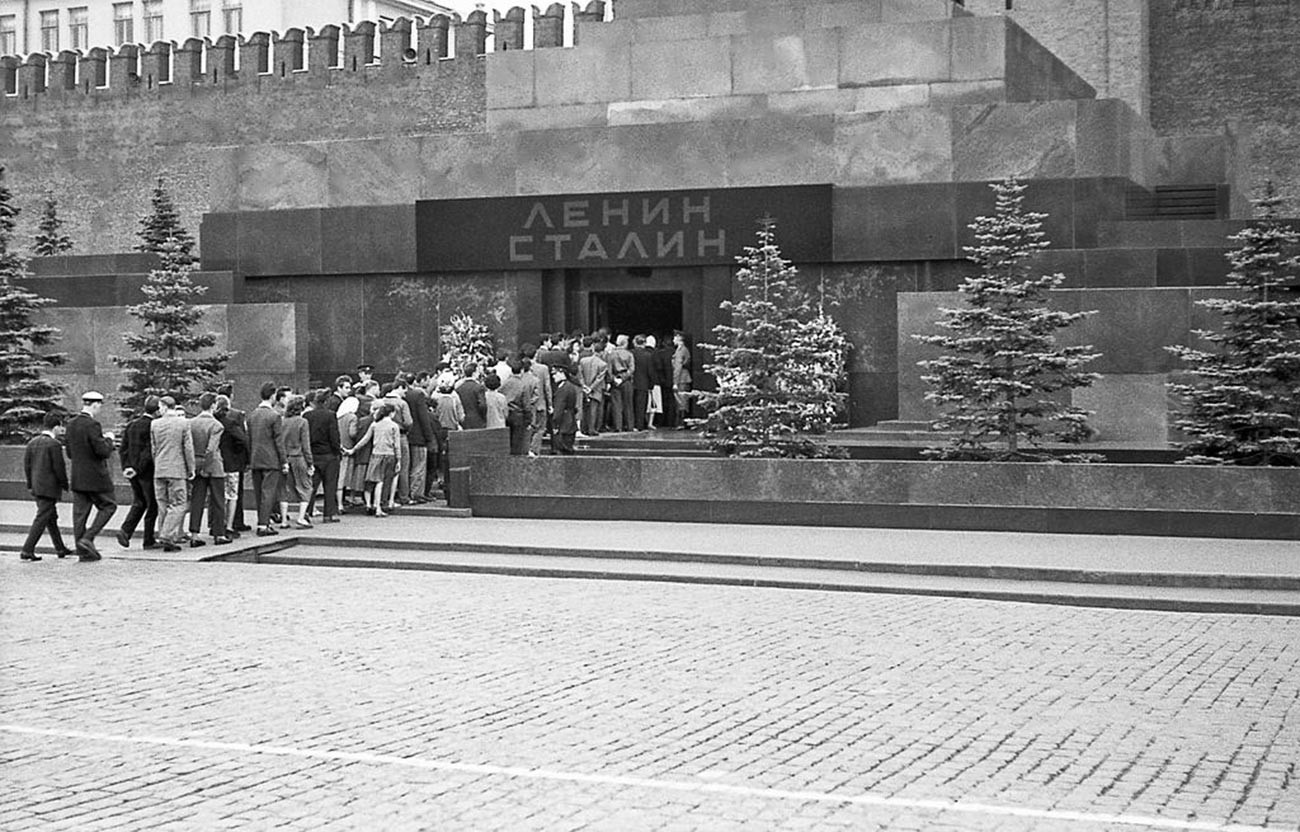 Stalin was Lenin's neighbor in the mausoleum for a while. Photo from 1957