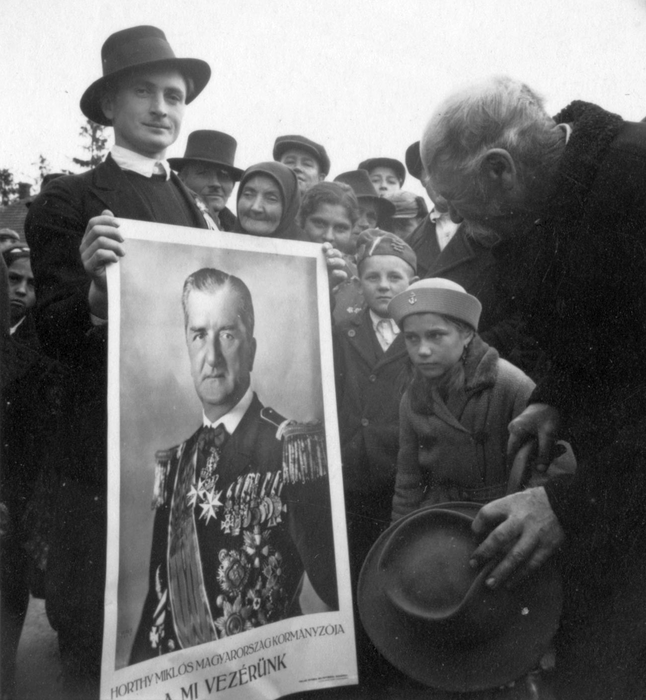 Mađari sa slikom Miklósa Horthyja.
