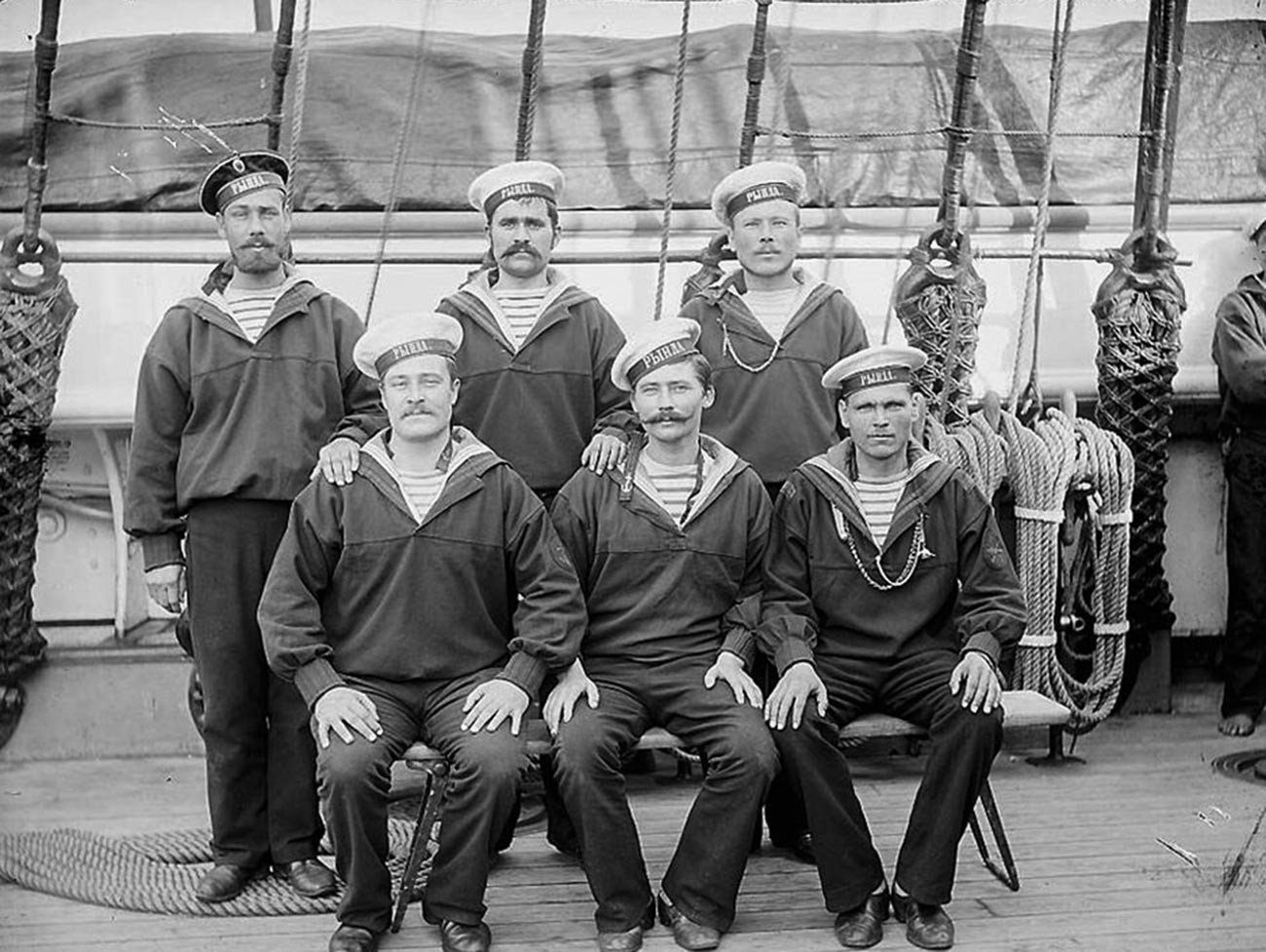 Des marins russes du XIXe siècle en telniachkas à l'ancienne
