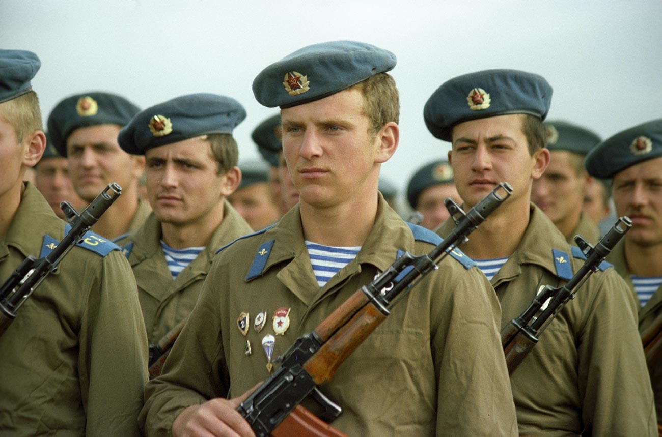 Des soldats du corps aéroporté de l'URSS
