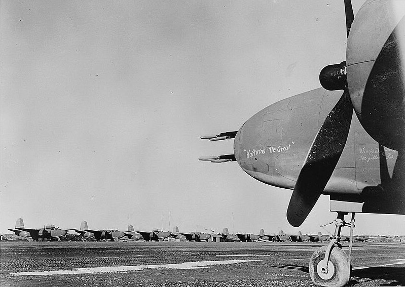 Nome, Alaska. En primer plano, un A-20 bautizado como “Catalina la Grande” espera junto a otros aparatos el ser enviado a la URSS.Circa 1943.
