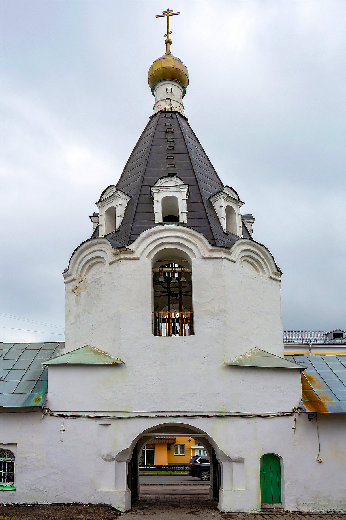 Kirche des Erzengels Michael mit einem Glockenturm