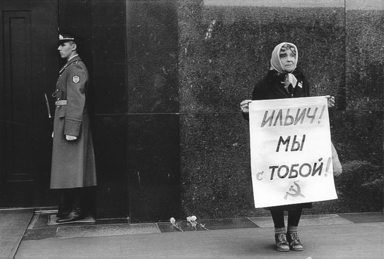 レーニン廟の前、女性は「イリイチ（レーニンのミドルネーム）、我らはあなたを支持する」と書いてあるピスターを掲げている、1991年