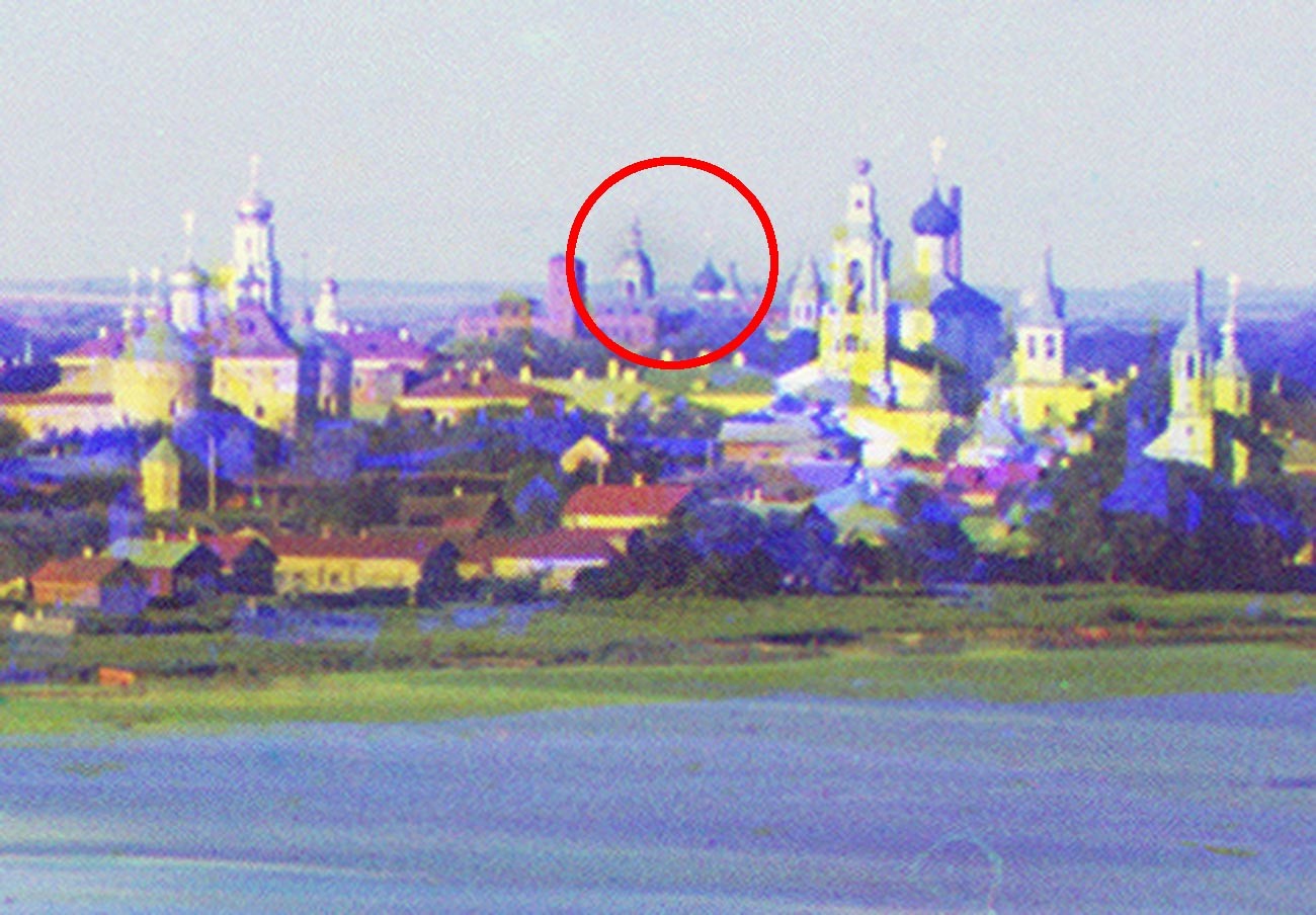 Fragment du panorama de Rostov depuis le clocher du monastère Saint-Jacques. Monastère de l'Épiphanie Saint Abraham visible en arrière-plan au centre