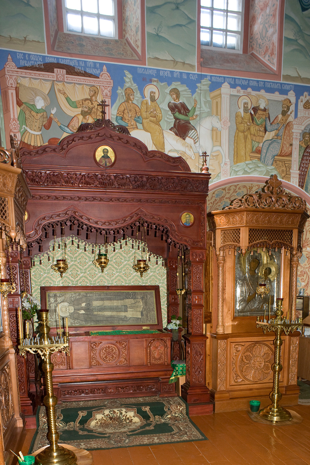 Monastère de l'Épiphanie Saint Abraham. Église Saint-Nicolas au-dessus de la Sainte Porte, intérieur, mur nord avec sarcophage contenant des reliques de Saint Abraham de Rostov