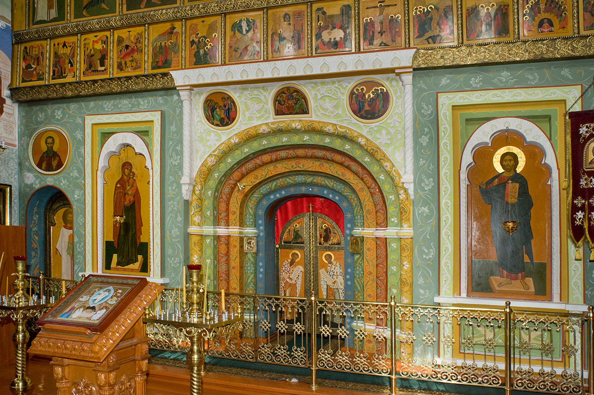 Rostov. Monastère de l'Épiphanie Saint Abraham. Église de Saint-Nicolas au-dessus de la Sainte Porte. Nouvelle iconostase