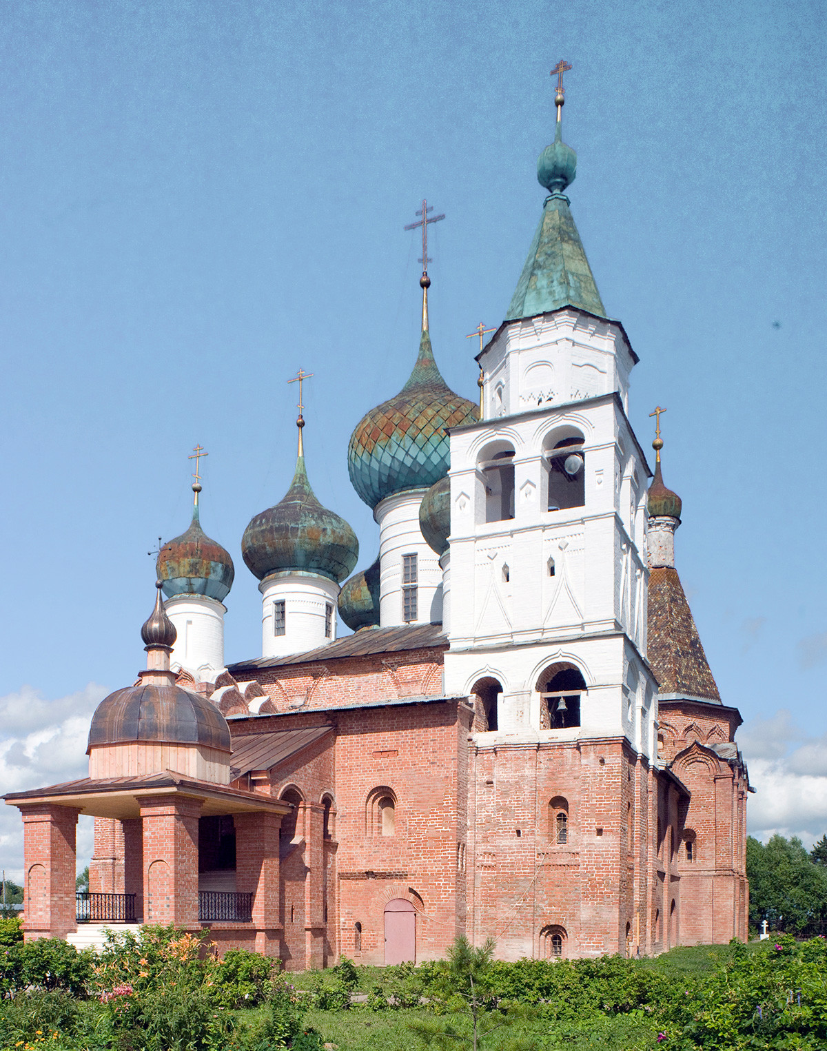 Monastère de l'Épiphanie Saint Abraham. Cathédrale de l'Épiphanie, vue sud-ouest avec chapelles de Jean-Baptiste et Saint-Jean attenantes (à droite, sous le clocher)