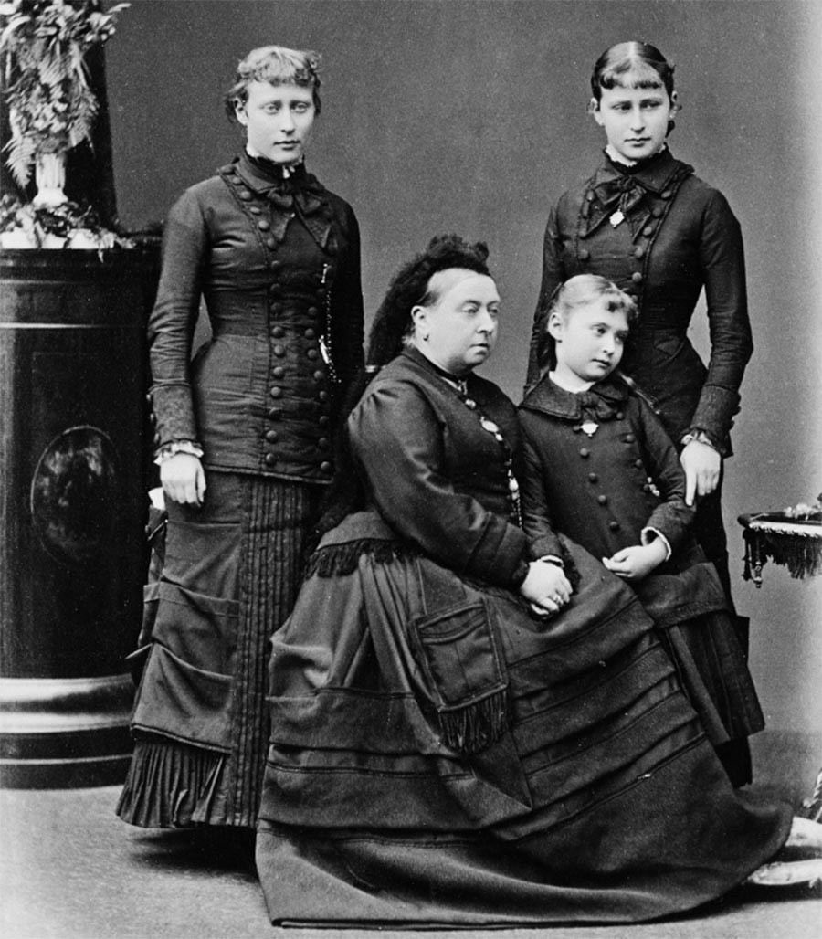 ヴィクトリア王女（中央）は孫娘と一緒に。エリザヴェータとアリックスは右側。