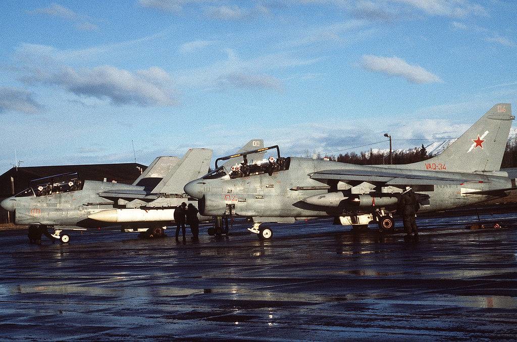 Dos aviones Vought EA-7L ‘Corsair’ II del escuadrón de guerra electrónica VAQ-34 durante el Ejercicio del Pacífico Norte de la 3ª Flota de los EE UU (NORPACEX) en 1987.