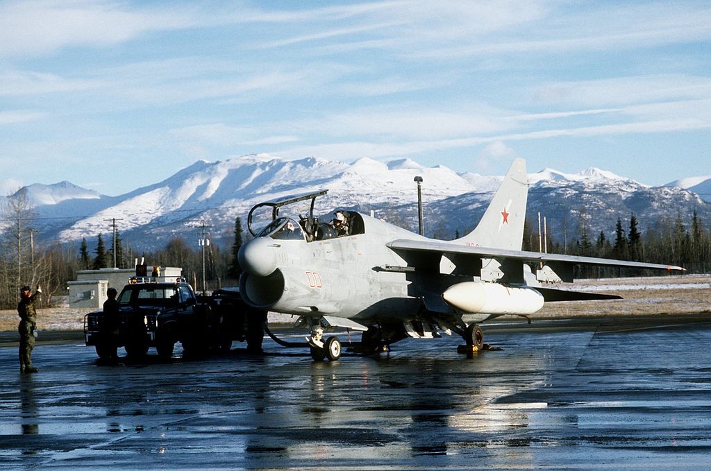 Un avión EA-7L del escuadrón de guerra electrónica VAQ-34 de la Armada de los EE UU  en la Base de la Fuerza Aérea de Elmendorf, Alaska (EE.UU.) el 8 de noviembre de 1987. Obsérvense la estrella soviética y los números rojos del avión.