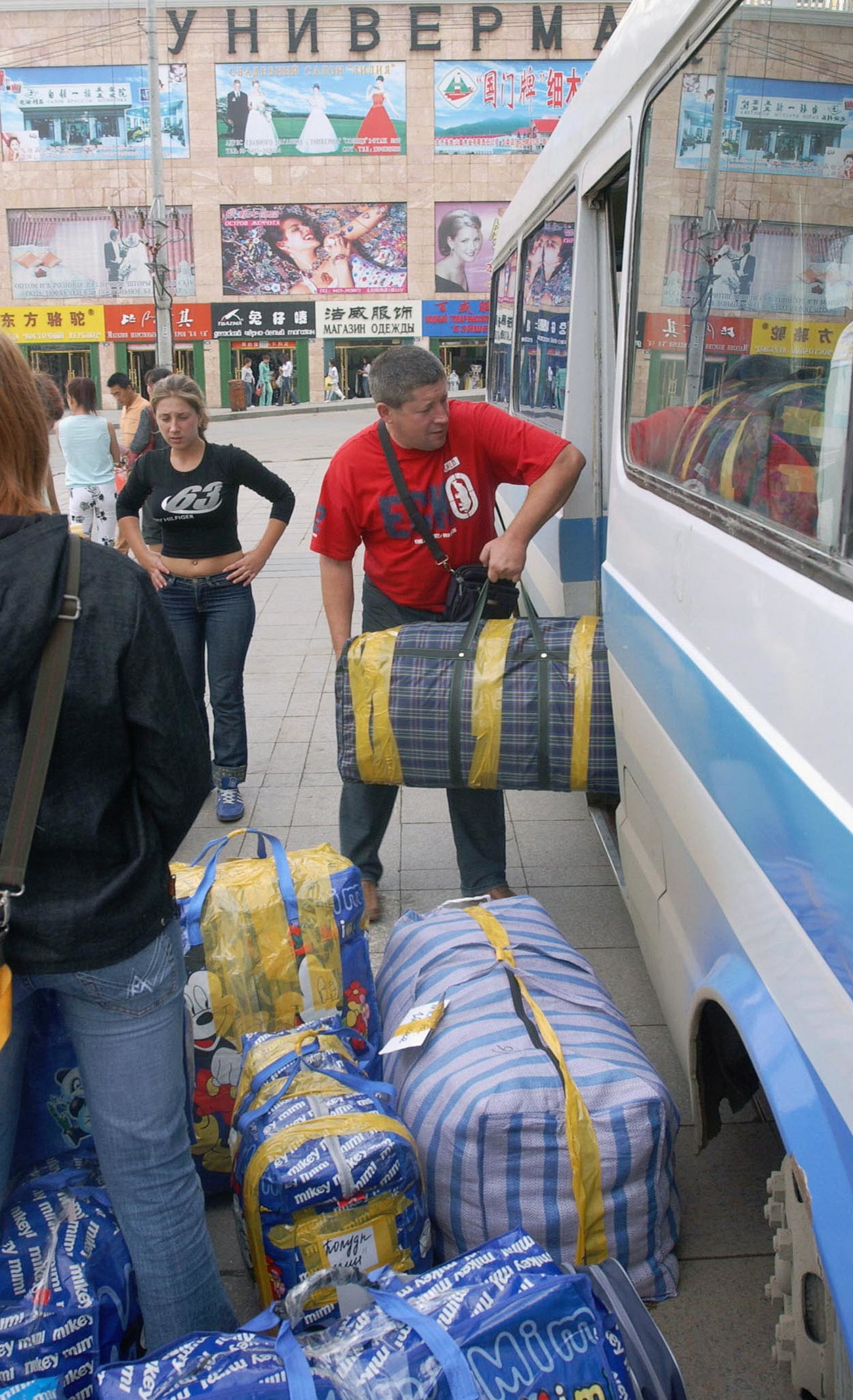 中国の綏芬河市。ロシアのチェルノキは中国で買った商品を持ち帰る。