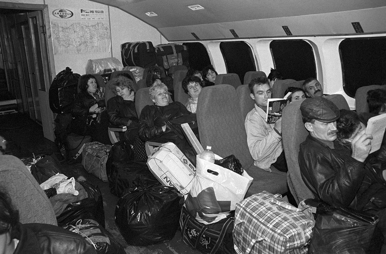 チェルノキ、1995年。当時、飛行機で運ぶ荷物の重量に関してそこまで厳しい規則はなかった。