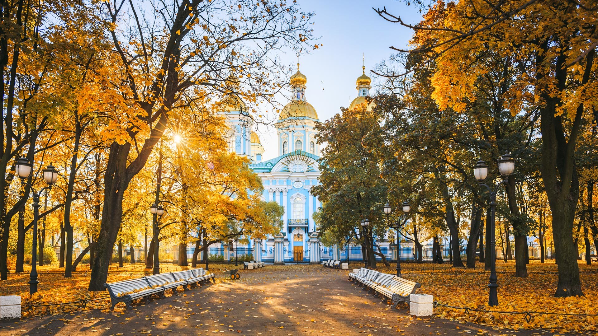 Никольский морской собор в Петербурге осенью