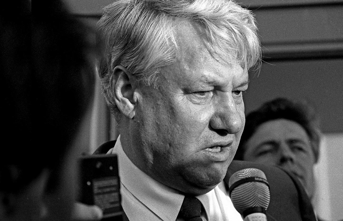 Boris Yeltsin give an interview to journalists.