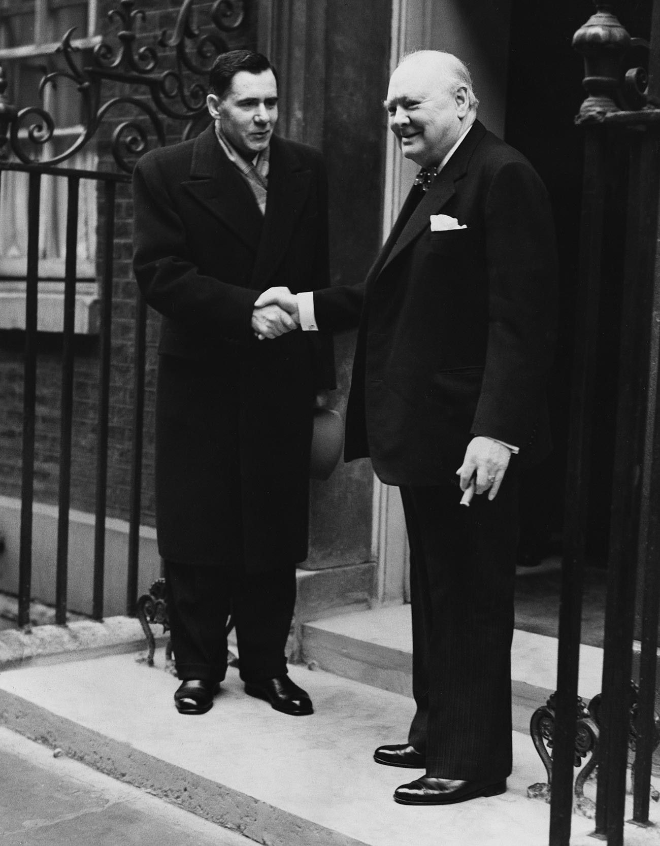 Gromiko se rokuje s konservativnim britanskim premierjem Winstonom Churchillom na ilici 10 Downing Street med obiskom v zahvalo britanski donaciji hrane ZSSR