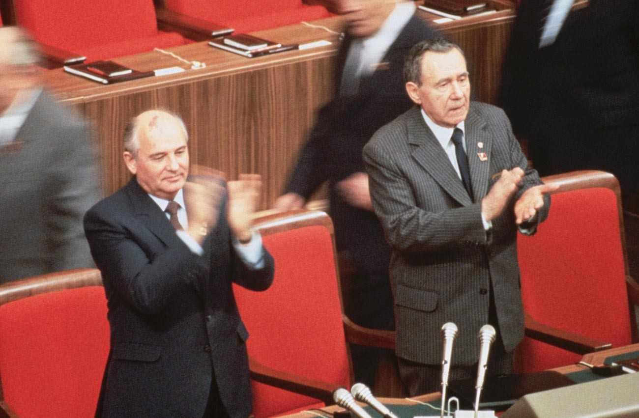 Mihail Gorbačov in Andrej Gromiko na plenumu Centralnega komiteja ZSSR, 1987