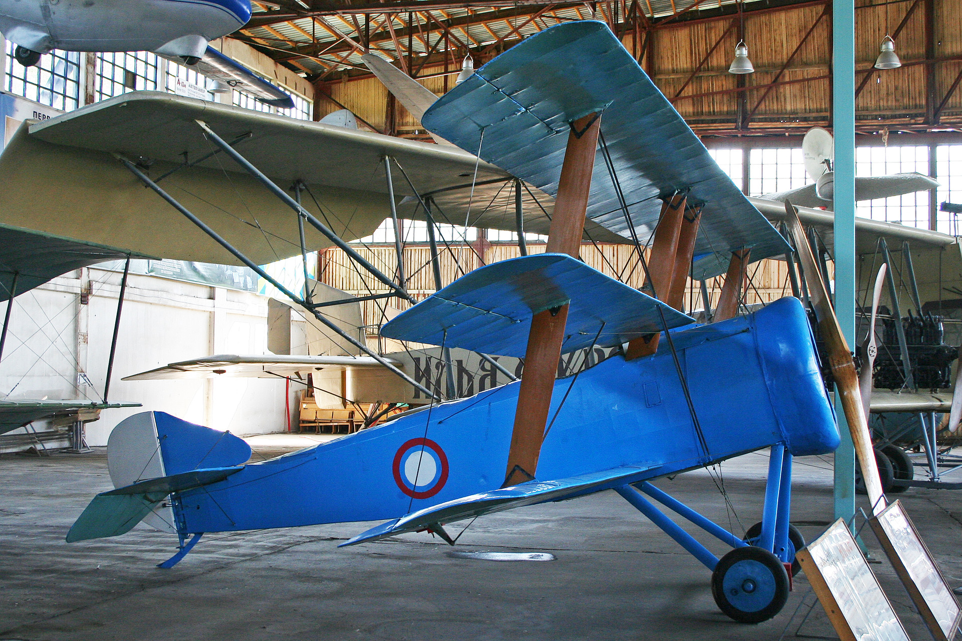 El Sopwith Triplane de Mónino, en un inexplicable esquema de pintura en azul, antes de su restauración.