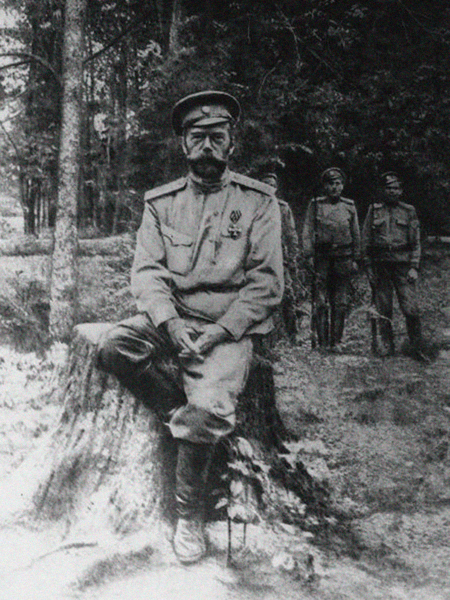 Car Nikolaj II. v ujetništvu med zastraženim sprehodom v Carskem selu