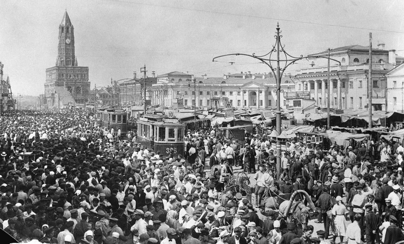 Vista do Mercado Sukharev e da Torre Sukharev. Década de 1920