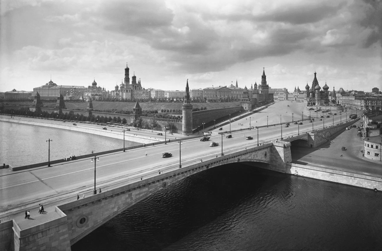 Vista da ponte Moskvoretsky e do Kremlin de Moscou. 1939