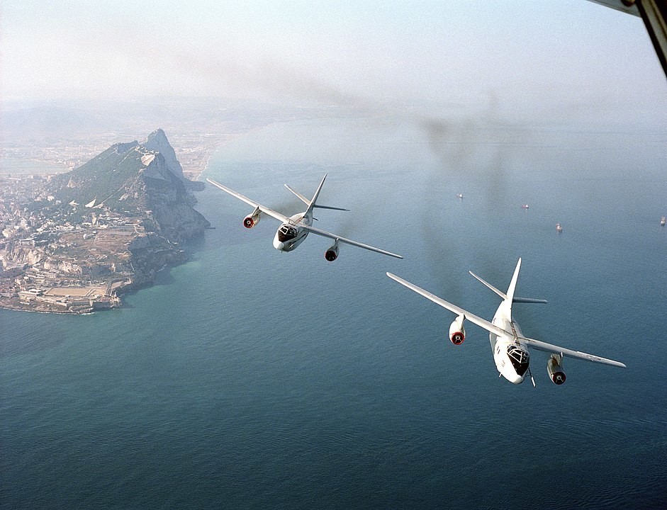 Dva zrakoplova EA-3B Skywarrior iz izviđačke eskadrile VQ-2 prelijeću Gibraltar.