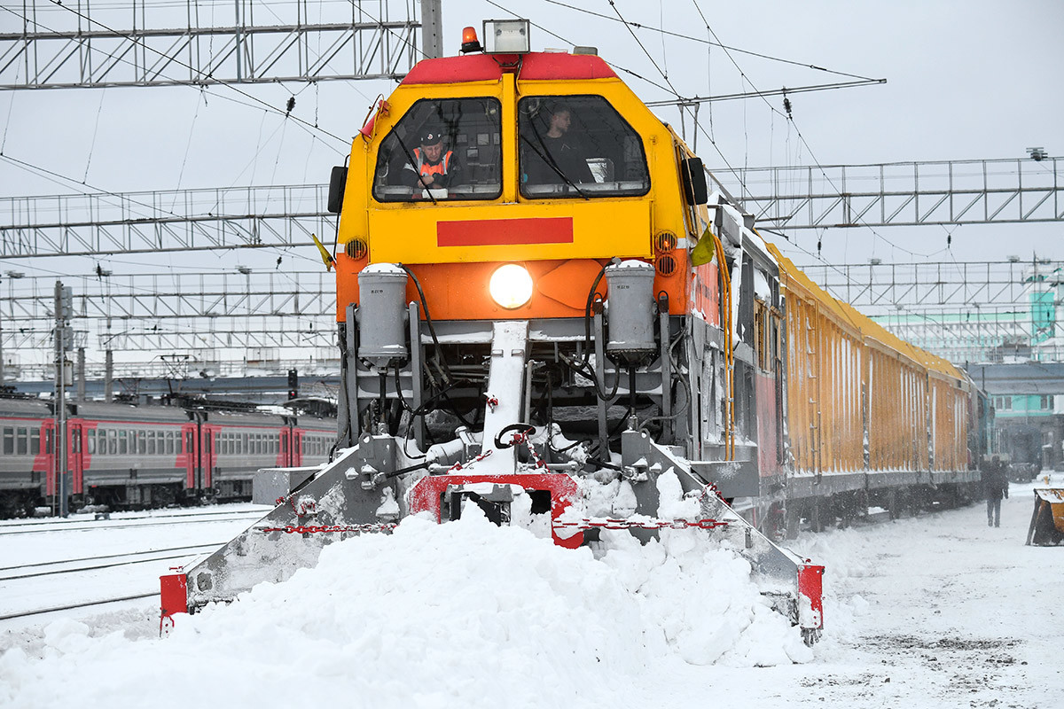 Снегоуборочный поезд СМ-2 на станции 