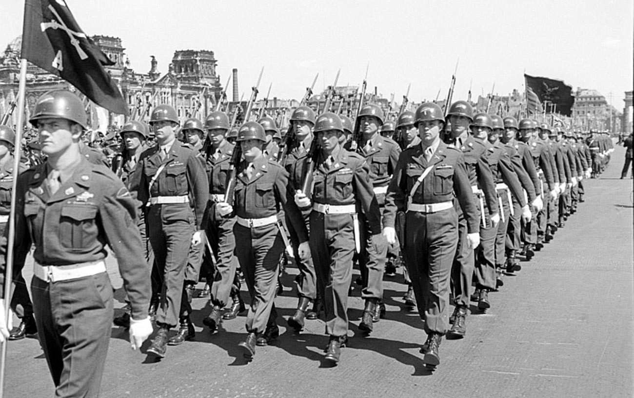 1939 год англия. Парад союзнических войск в Берлине 1945 года. Парад Победы союзных войск в Берлине 7 сентября 1945. Берлинский парад Победы 1945. Парад Победы 1945 в Берлине у Бранденбургских.
