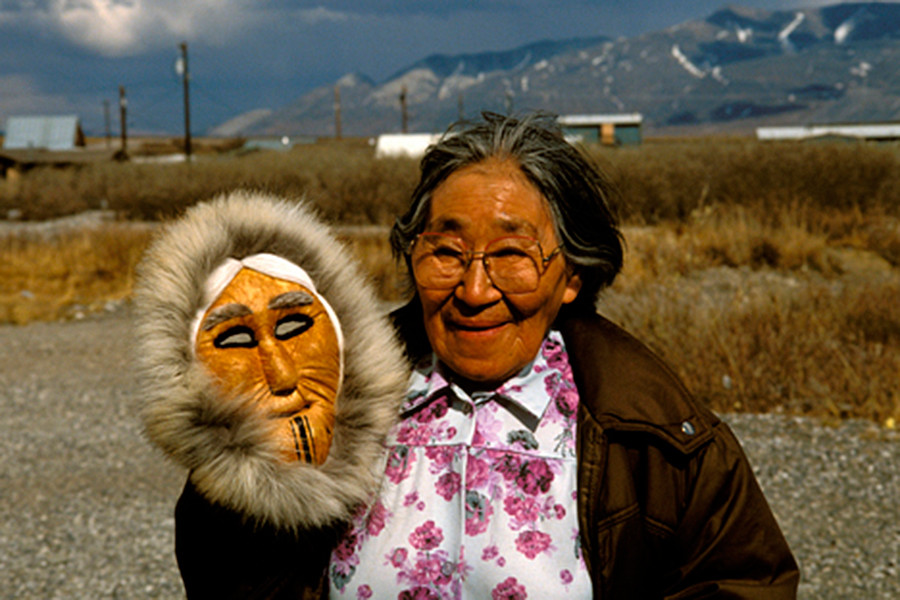 Местна жена с традиционна маска в ескимоско село, Аляска
