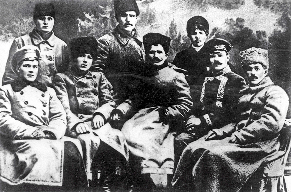 Legendarni heroj Građanskog rata, zapovjednik divizije Vasilij Čapajev (u centru, sjedi) sa zapovjednicima, 1918.
