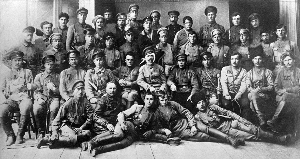 Zapovjednik 25. streljačke divizije Vasilij Čapajev (s povezom na glavi) i komesar divizije Dmitrij Andrejevič Furmanov (lijevo od Čapajeva) među zapovjednicima i komesarima Crvene armije nakon zauzimanja Ufe, 1919.
