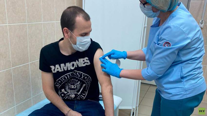 Карлос Морага ја прима првата доза од вакцината „Спутник 5“. Москва, 27 септември 2020. 