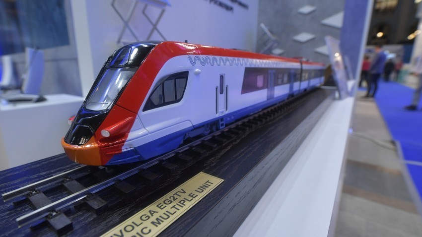 Novi "plackart" vagoni tretjega razreda podjetja "Ruske železnice". Model vlaka "Ivolga" na razstavi "Transport Rusije".
