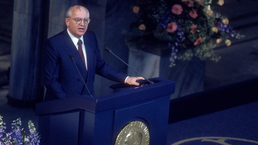 Gorbatchov durante discurso ao receber Nobel da Paz, em Oslo, 1990