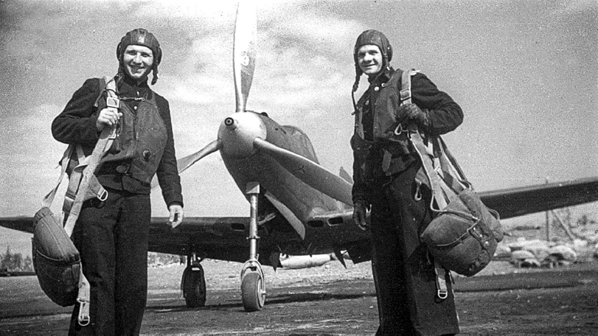 Летци от 2-ри Гвардейски истребителен авиаполк на ВВС на Северния флот Иван Грудаков (ляво) и Николай Диденко в самолет Р-39 (Bell P-39 Airacobra).