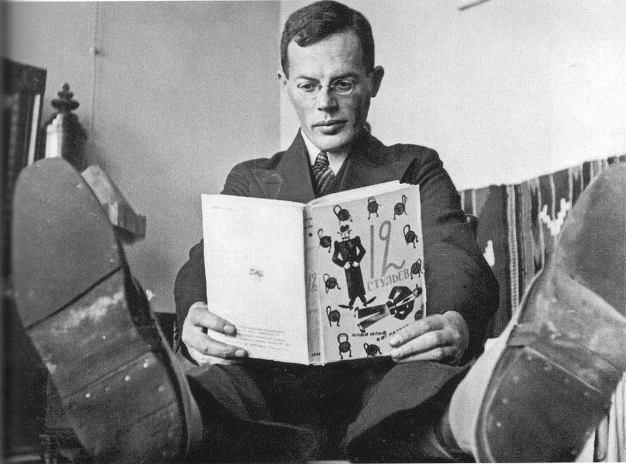 Ilja Ilf mit dem Buch „Zwölf Stühle“