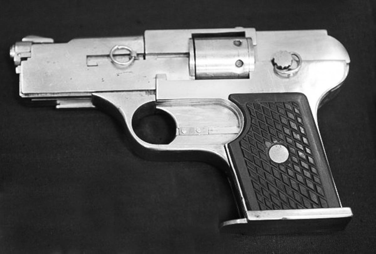 Еден од првите пиштоли од рачна изработка од арсеналот на бандата.
