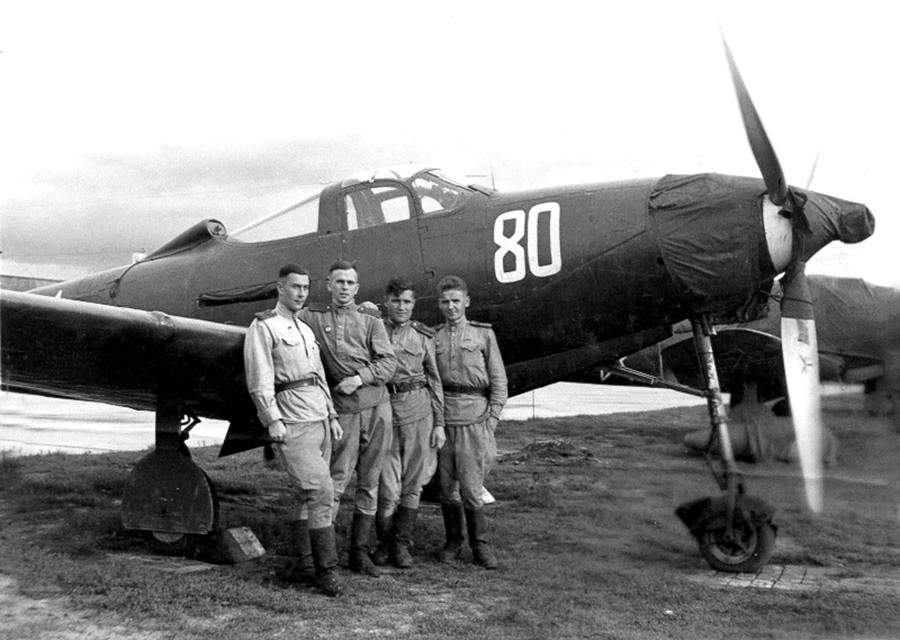 P-39戦闘機「エアラコブラ」の前に立ている第101戦闘機航空連隊のパイロットたち