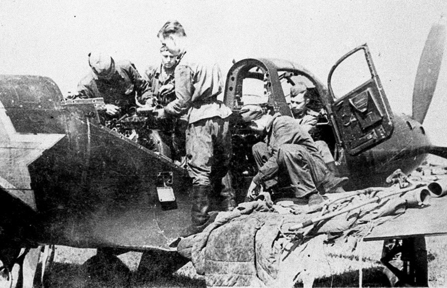 ソ連の航空機技師はP-39戦闘機を修理する。