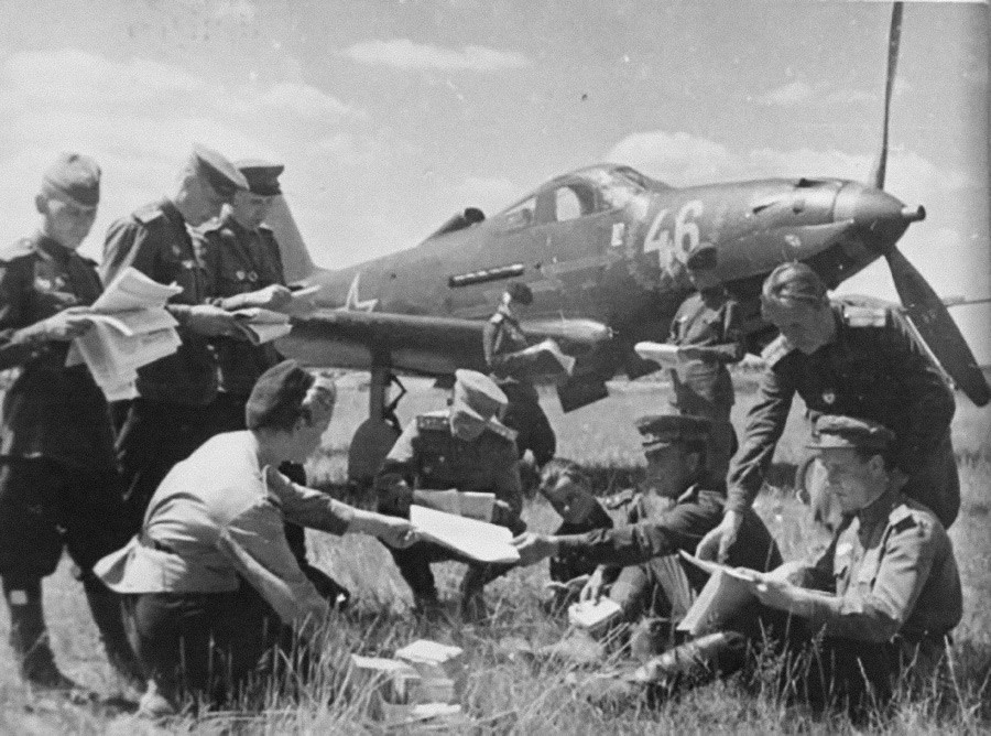 飛行場で郵便物を受けるソ連の兵士