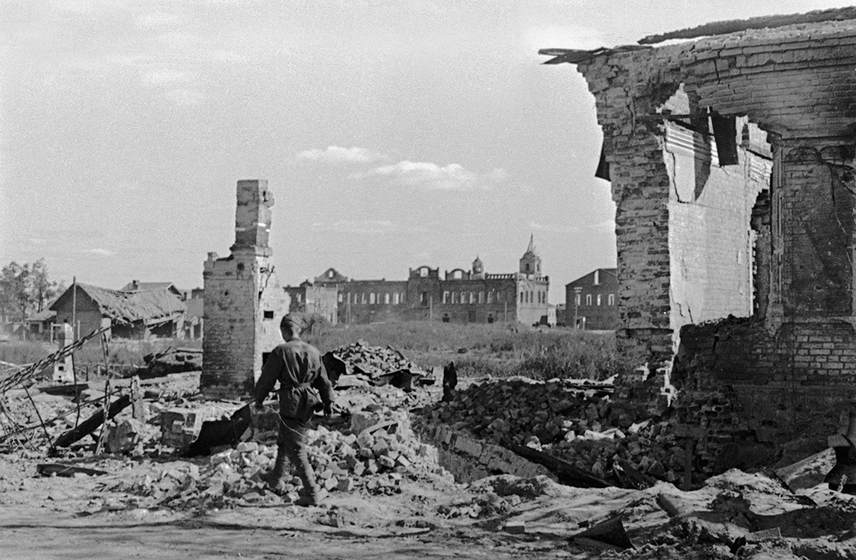 Un soldat soviétique traverse les ruines de la ville de Rjev, libérée de l'occupant nazi.