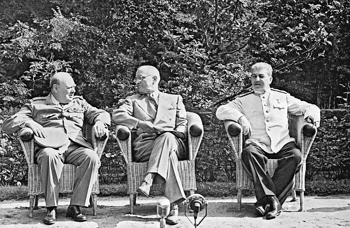Participants de la conférence de Potsdam Winston Churchil, Harry Truman et Joseph Staline (de gauche à droite) 