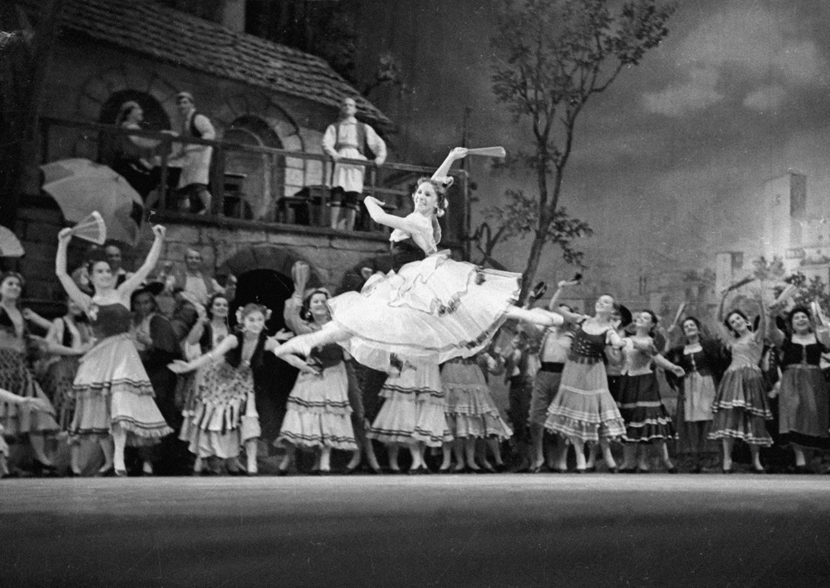 L'artiste du peuple de l'URSS Olga Lepechinskaïa brillant dans le ballet Don Quichotte sur la scène du Bolchoï.