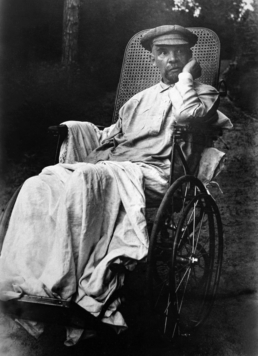 Julho-agosto de 1923. Lênin em uma cadeira de rodas na propriedade Górki, visivelmente afetado pela doença. Esta é uma das últimas fotos do líder revolucionário
