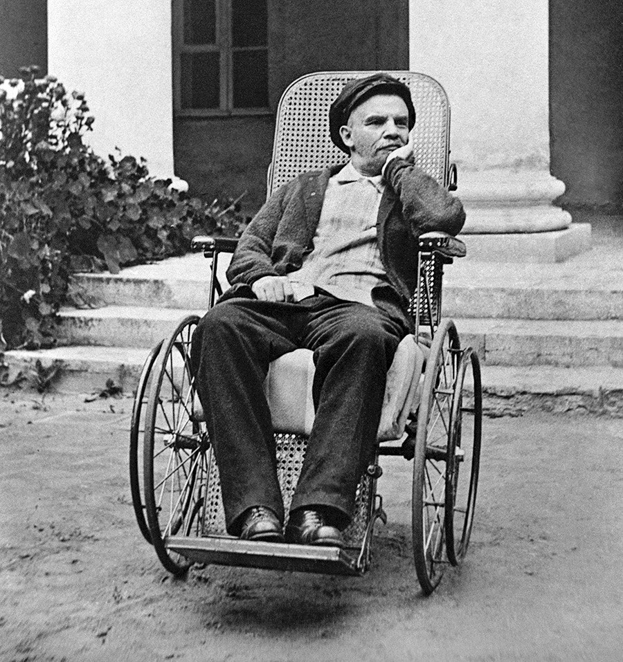 Lênin em cadeira de rodas na propriedade Górki, em 1923